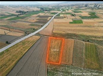 BURDUR KEMER KAYI KÖYÜNDE YOLA CEPHE SATILIK TARLA 3870M2 ELK SU MEVCUT